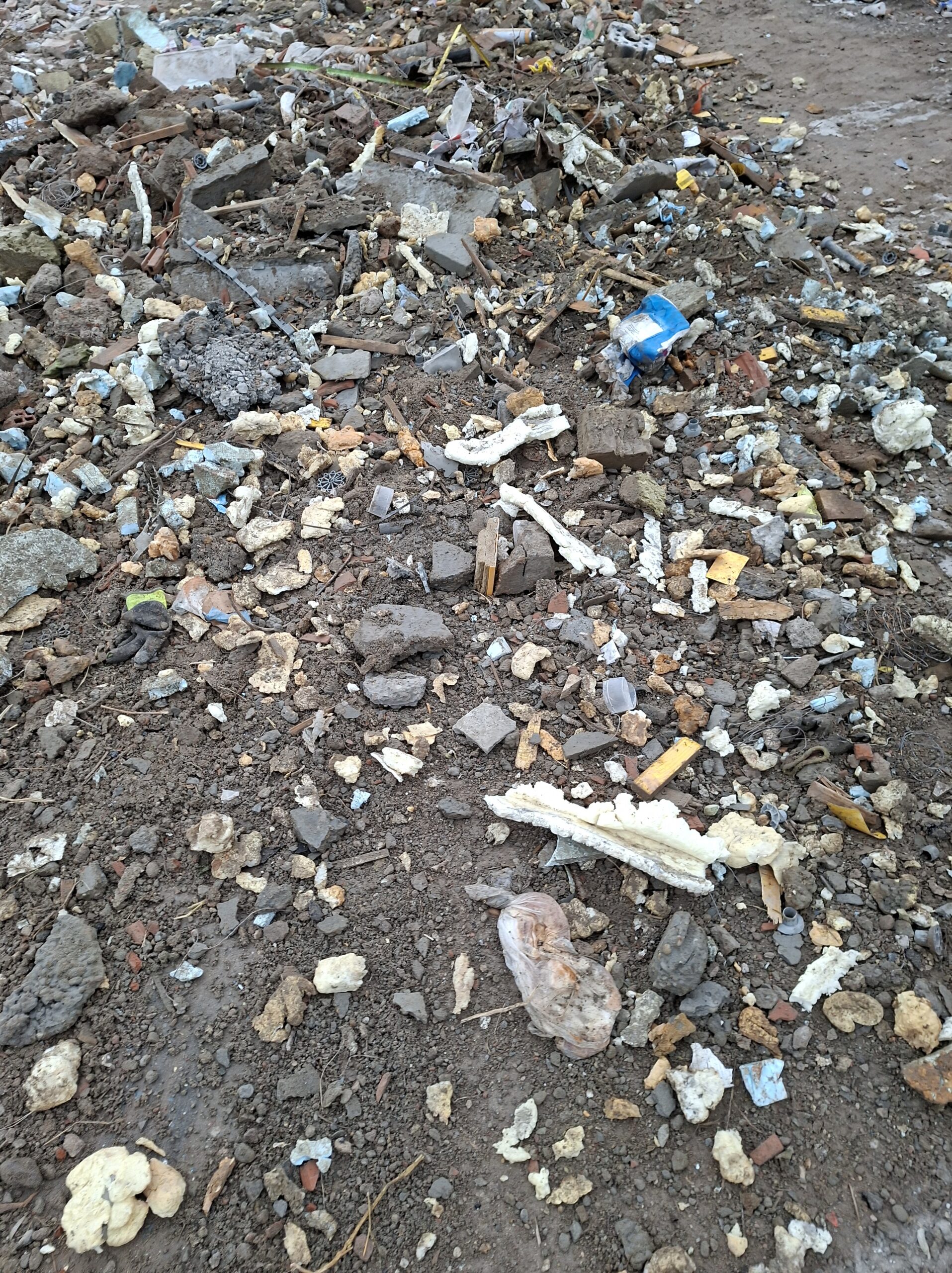 Sutina znečistená plastami a inými malými časticami