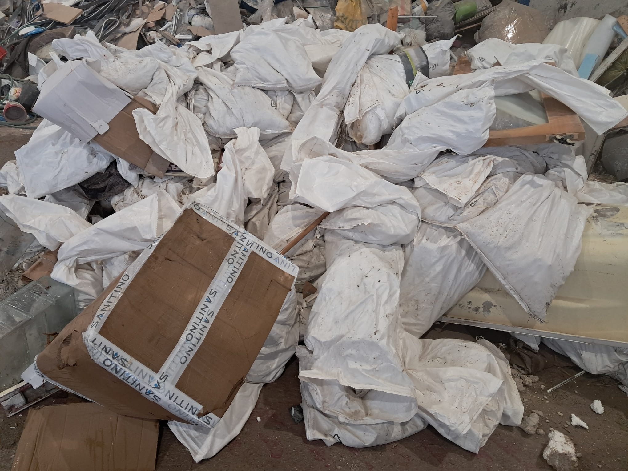 Zmiešaný odpad s nadmerným množstvom ťažkého materiálu vo vreciach